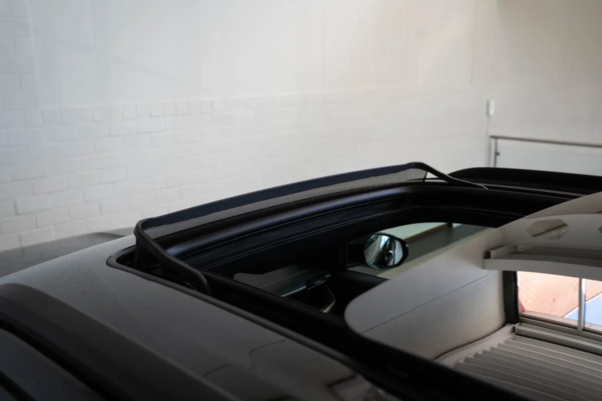 1.6 e-Hybrid Plug-In First Edition | Tot 8 Jaar Garantie | Lederen Bekleding | Schuif-Kanteldak | Camera | Keyless | LED | Stoelverwarming & Massage |
