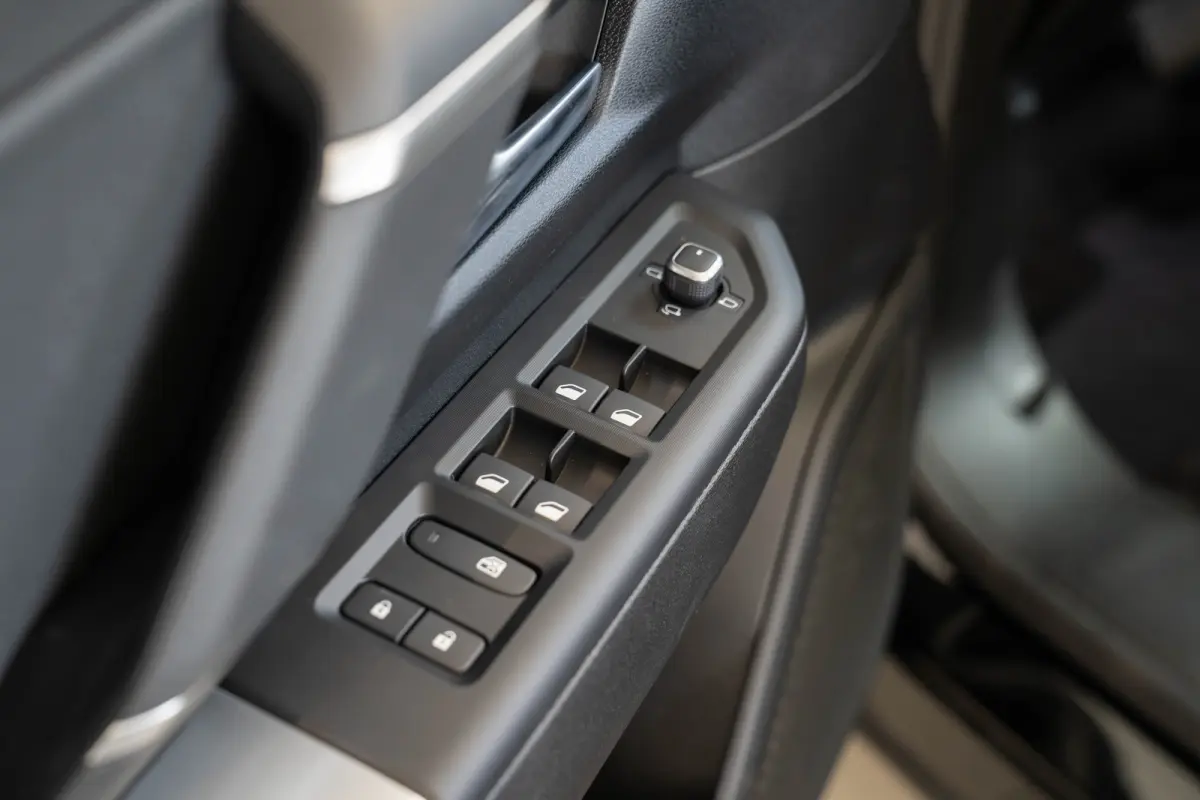 1.6 e-Hybrid Plug-In First Edition | Tot 8 Jaar Garantie | Lederen Bekleding | Schuif-Kanteldak | Camera | Keyless | LED | Stoelverwarming & Massage |