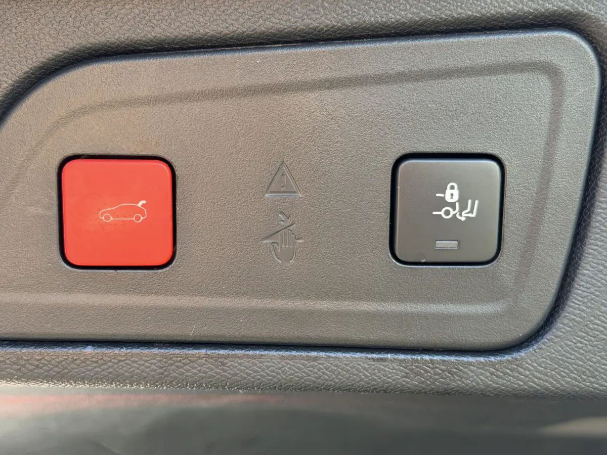 180pk Shine (Elektrisch Schuifdak - Trekhaak - Leder incl verwarming/massage/geheugen - Elektrische klep - LED - Grip Controle - Keyless Entry)