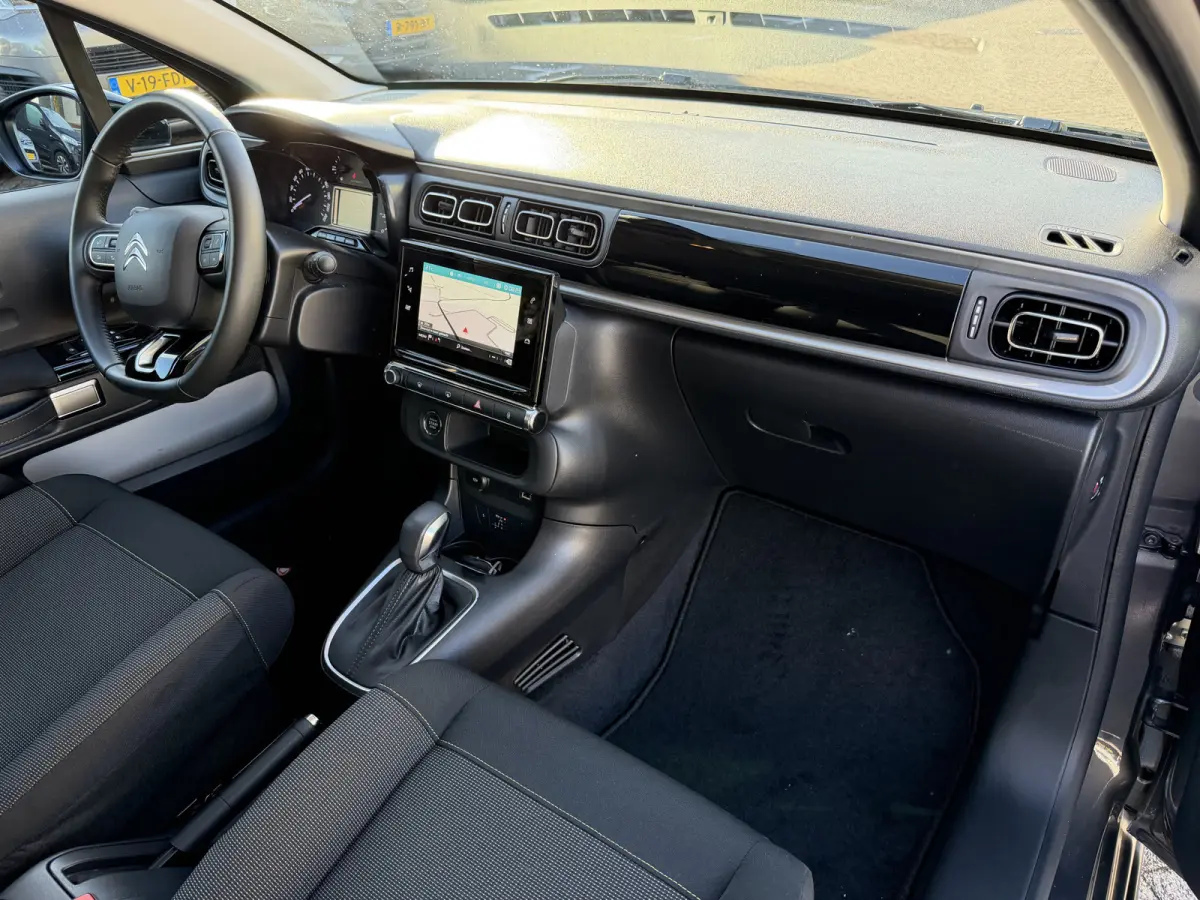 110pk Shine (Camera - Keyless Entry - LED - Automatische Airco - Navigatie - Apple Carplay)