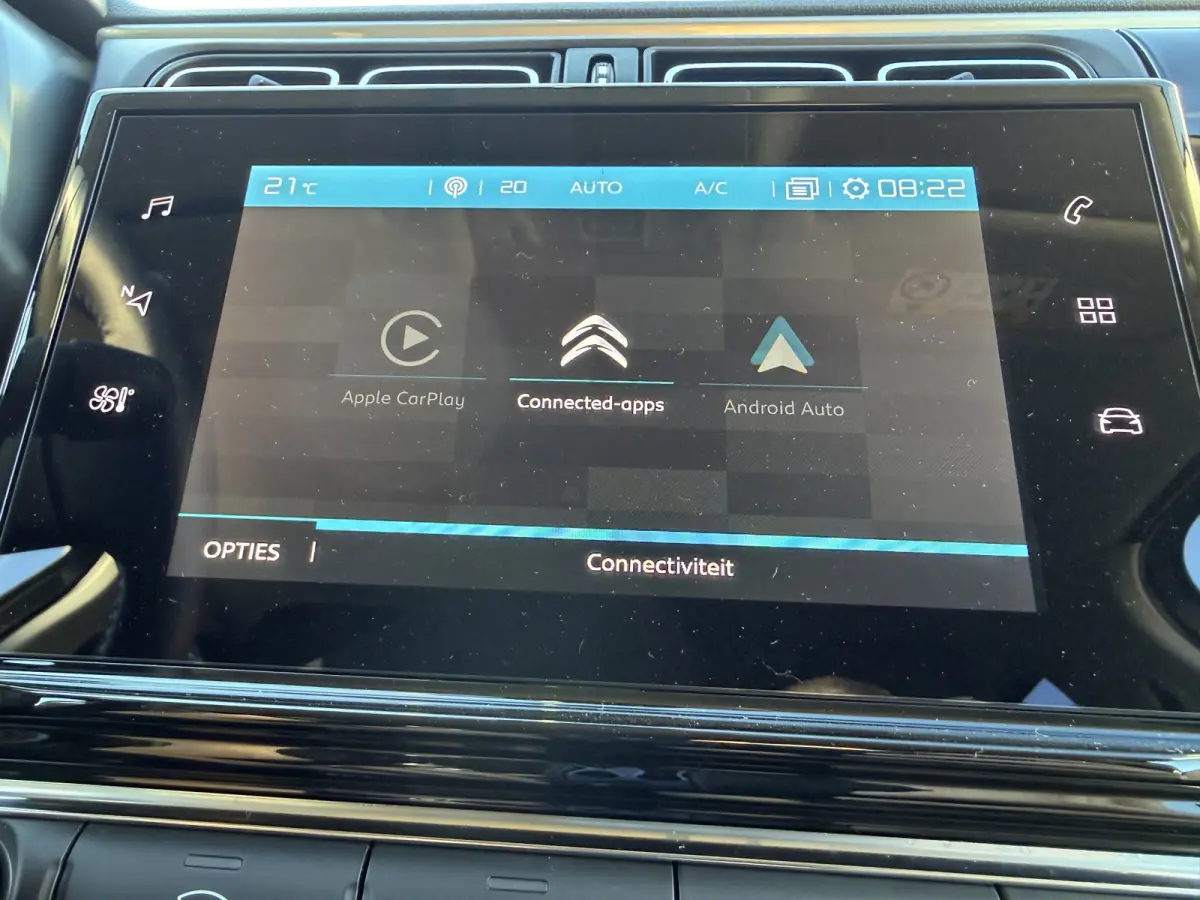 110pk Shine (Camera - Keyless Entry - LED - Automatische Airco - Navigatie - Apple Carplay)