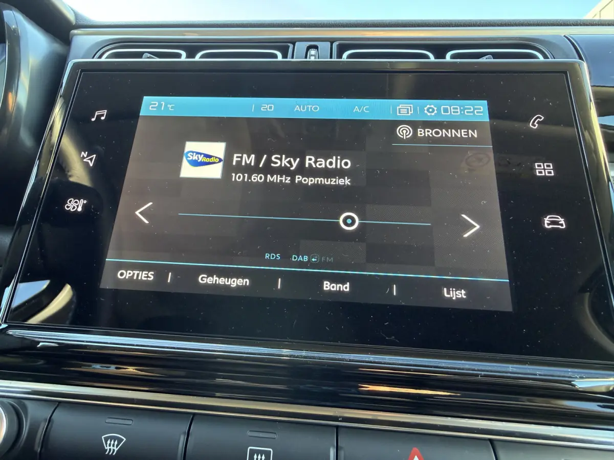 110pk Shine (Camera - Keyless Entry - LED - Automatische Airco - Navigatie - Apple Carplay)