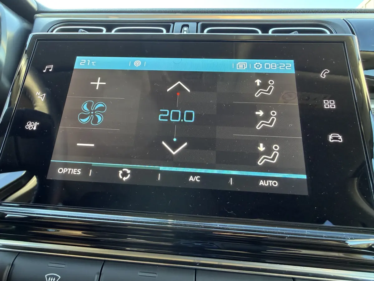 110pk Shine (Camera - Keyless Entry - LED - Automatische Airco - Navigatie - Apple Carplay)