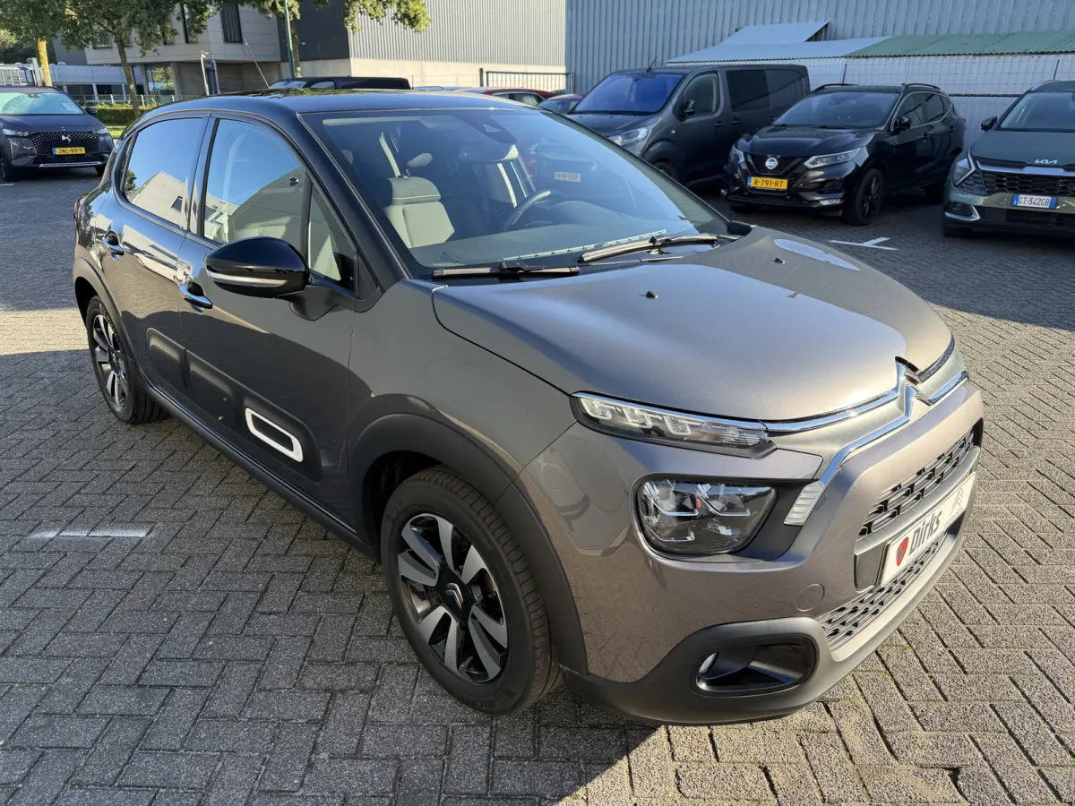 110pk Shine (Camera - Keyless Entry - LED - Automatische Airco - Navigatie - Apple Carplay)