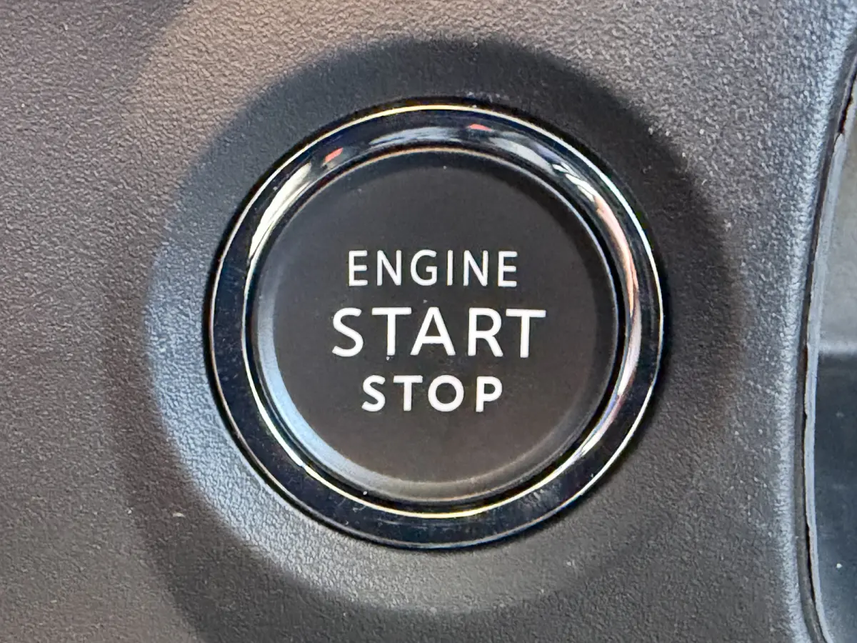 110pk Shine (Camera - Keyless Entry - LED - Automatische Airco - Navigatie - Apple Carplay)