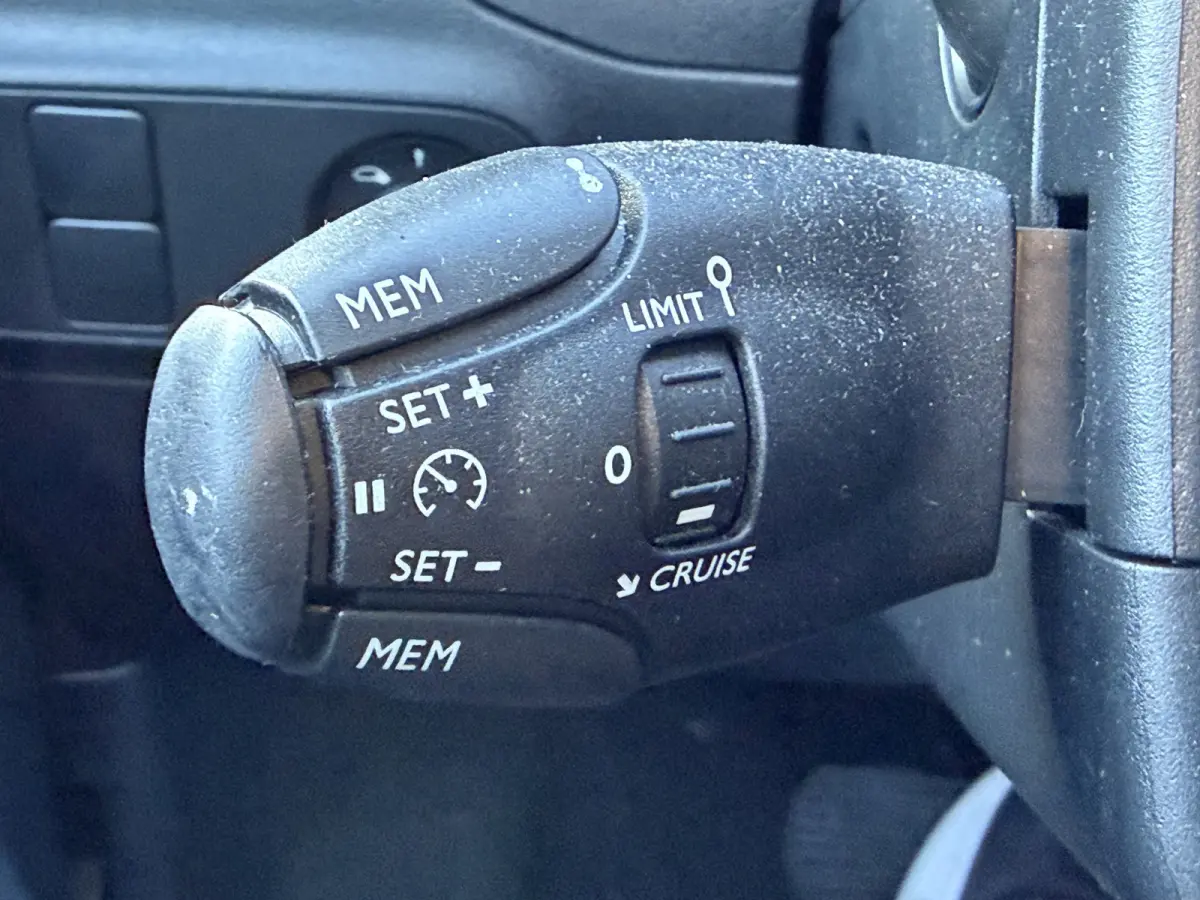 110pk Shine (Camera - Keyless Entry - LED - Automatische Airco - Navigatie - Apple Carplay)