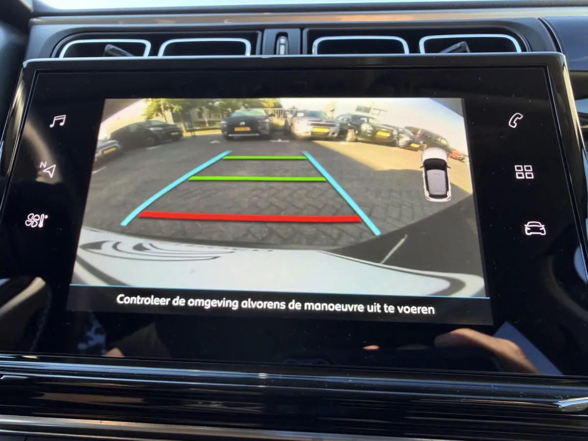 110pk Shine (Camera - Keyless Entry - LED - Automatische Airco - Navigatie - Apple Carplay)