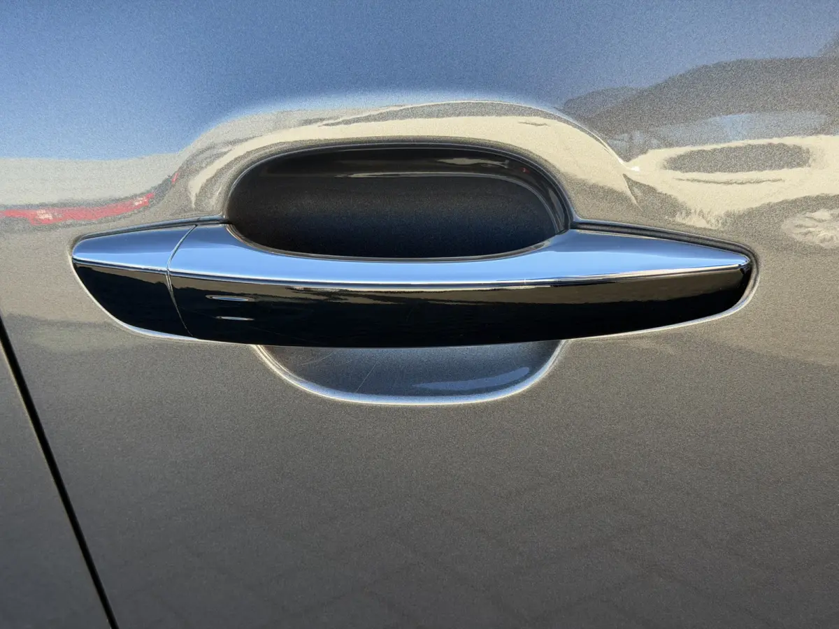 110pk Shine (Camera - Keyless Entry - LED - Automatische Airco - Navigatie - Apple Carplay)