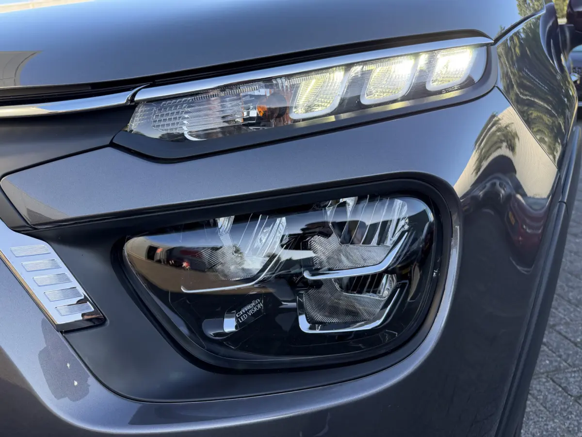 110pk Shine (Camera - Keyless Entry - LED - Automatische Airco - Navigatie - Apple Carplay)