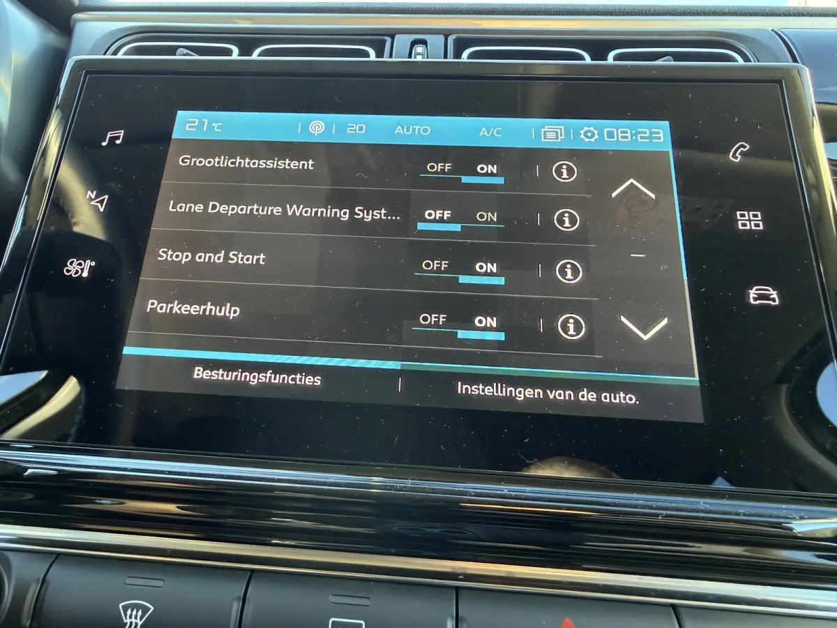 110pk Shine (Camera - Keyless Entry - LED - Automatische Airco - Navigatie - Apple Carplay)