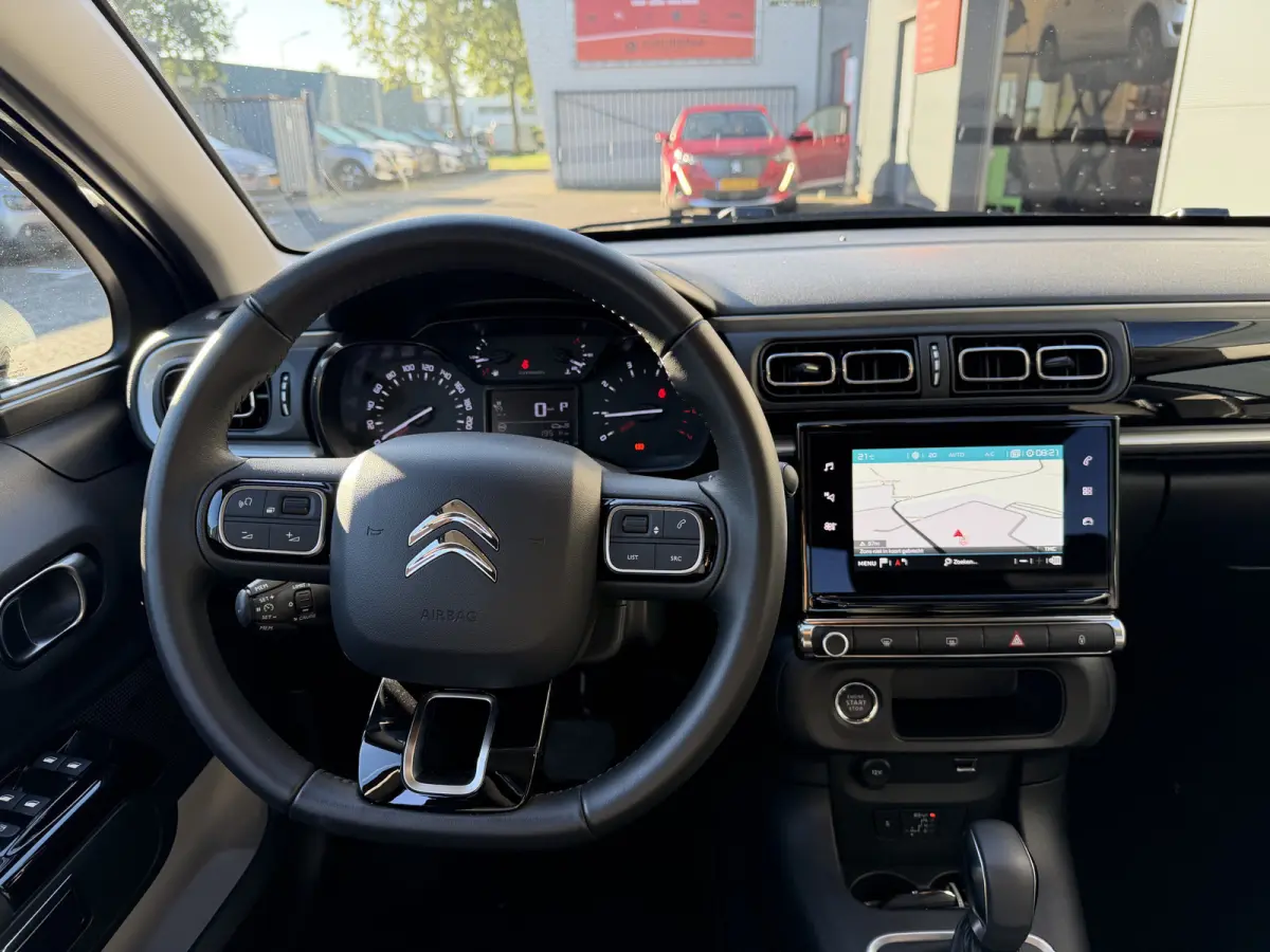 110pk Shine (Camera - Keyless Entry - LED - Automatische Airco - Navigatie - Apple Carplay)