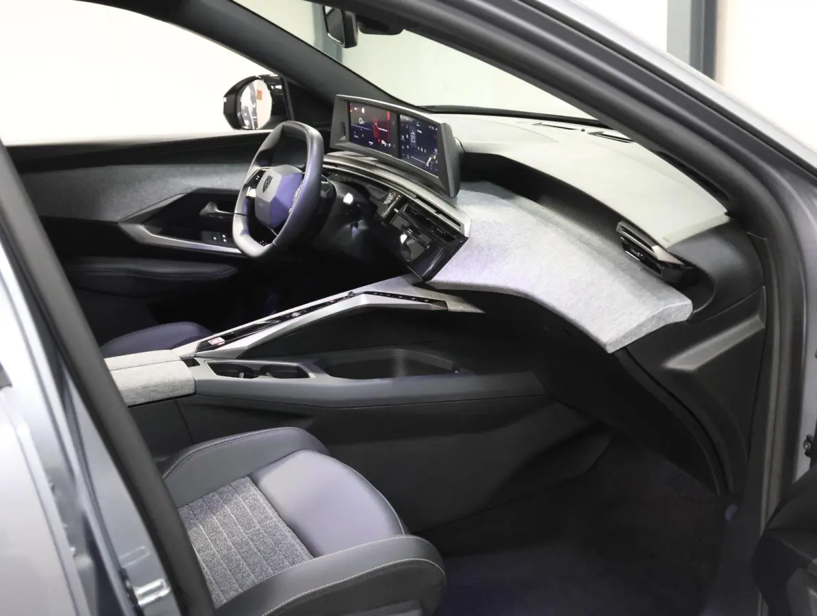 1.2 Hybrid 145 PK Allure | 1ste eigenaar | AUTOMAAT | Navigatie via AppleCarPlay/AndroidAuto | Cruise Control | Camera | Keyless | Isofix | Privacy Glass | Parkeersensoren |