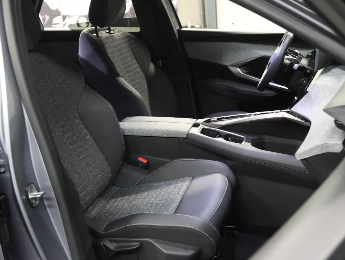 1.2 Hybrid 145 PK Allure | 1ste eigenaar | AUTOMAAT | Navigatie via AppleCarPlay/AndroidAuto | Cruise Control | Camera | Keyless | Isofix | Privacy Glass | Parkeersensoren |