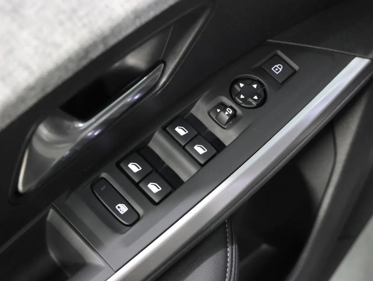1.2 Hybrid 145 PK Allure | 1ste eigenaar | AUTOMAAT | Navigatie via AppleCarPlay/AndroidAuto | Cruise Control | Camera | Keyless | Isofix | Privacy Glass | Parkeersensoren |