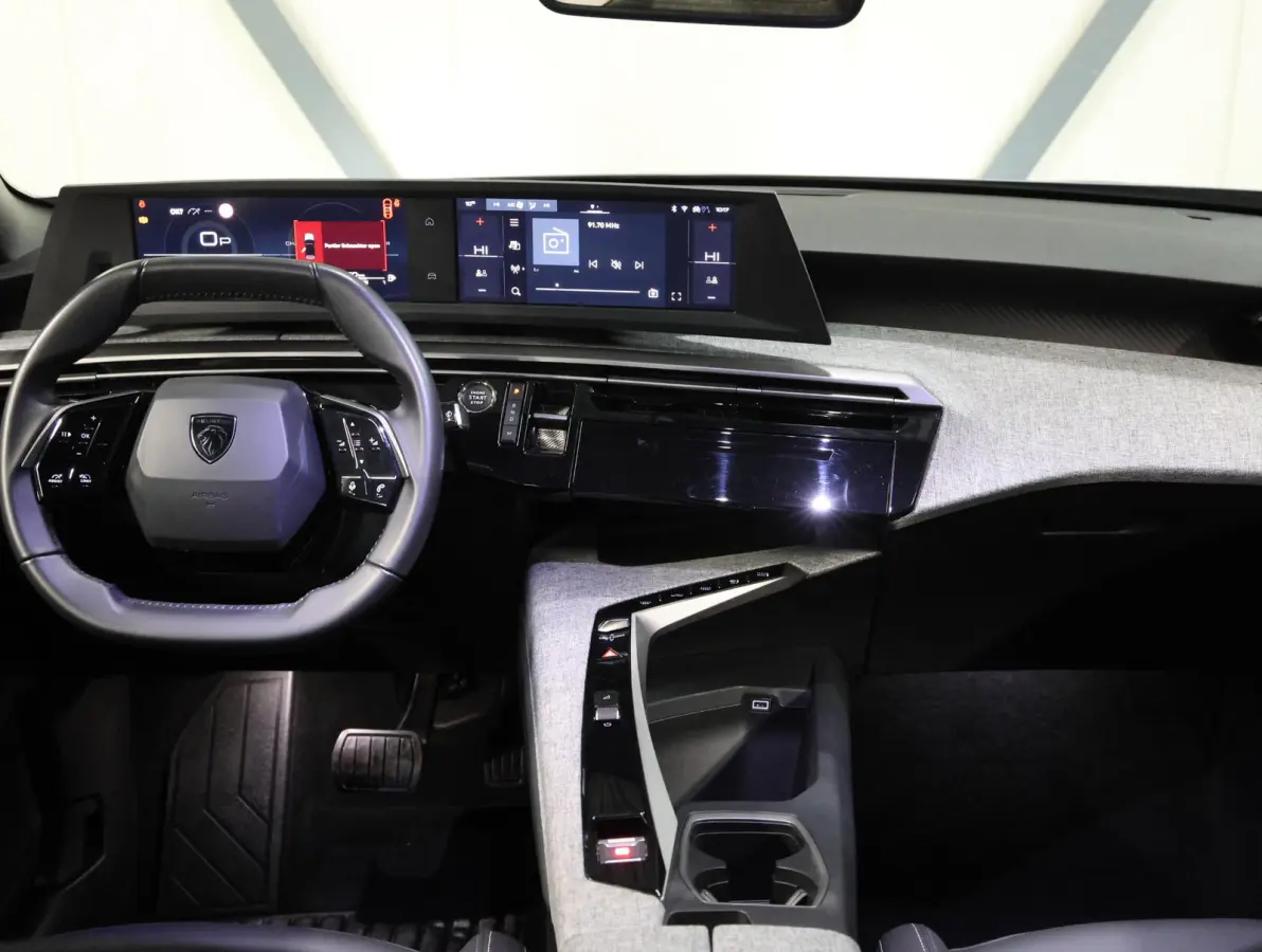 1.2 Hybrid 145 PK Allure | 1ste eigenaar | AUTOMAAT | Navigatie via AppleCarPlay/AndroidAuto | Cruise Control | Camera | Keyless | Isofix | Privacy Glass | Parkeersensoren |