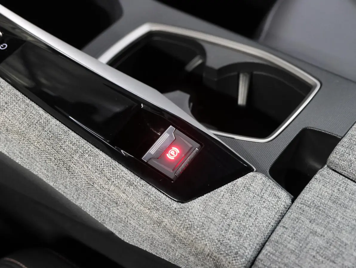 1.2 Hybrid 145 PK Allure | 1ste eigenaar | AUTOMAAT | Navigatie via AppleCarPlay/AndroidAuto | Cruise Control | Camera | Keyless | Isofix | Privacy Glass | Parkeersensoren |