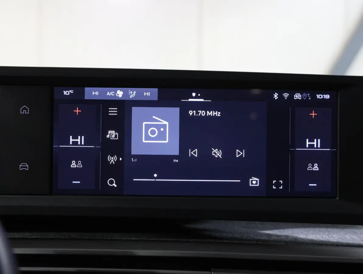 1.2 Hybrid 145 PK Allure | 1ste eigenaar | AUTOMAAT | Navigatie via AppleCarPlay/AndroidAuto | Cruise Control | Camera | Keyless | Isofix | Privacy Glass | Parkeersensoren |