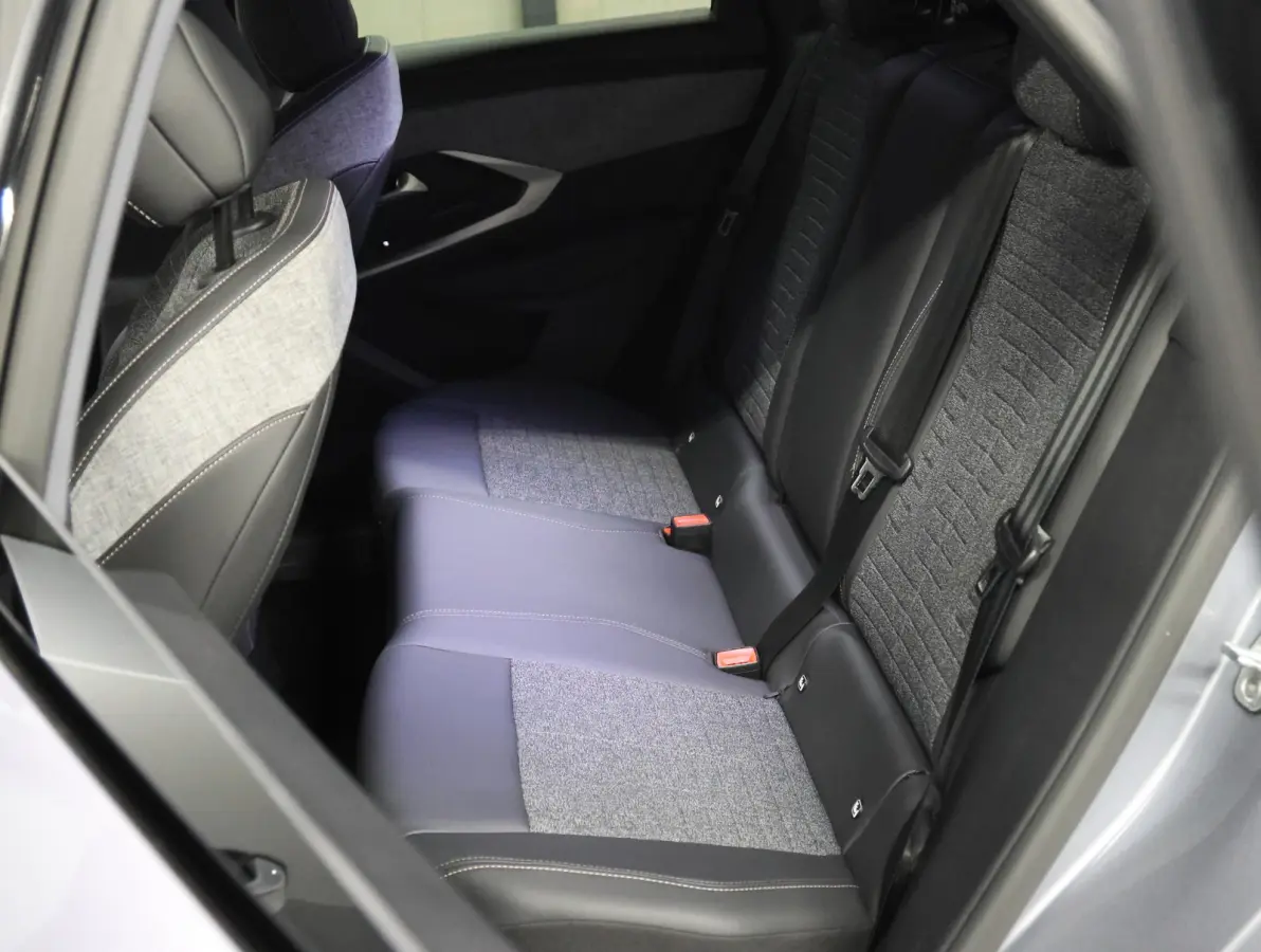 1.2 Hybrid 145 PK Allure | 1ste eigenaar | AUTOMAAT | Navigatie via AppleCarPlay/AndroidAuto | Cruise Control | Camera | Keyless | Isofix | Privacy Glass | Parkeersensoren |