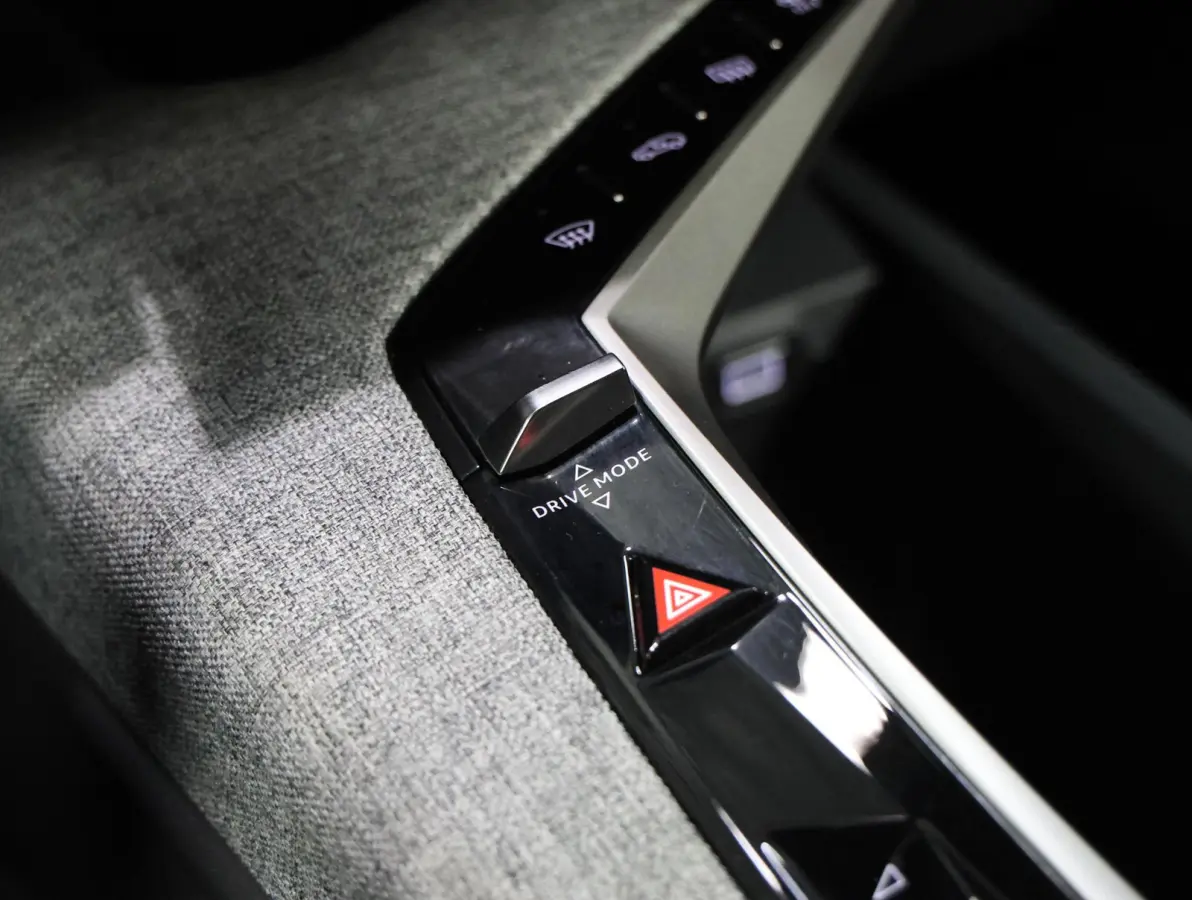 1.2 Hybrid 145 PK Allure | 1ste eigenaar | AUTOMAAT | Navigatie via AppleCarPlay/AndroidAuto | Cruise Control | Camera | Keyless | Isofix | Privacy Glass | Parkeersensoren |