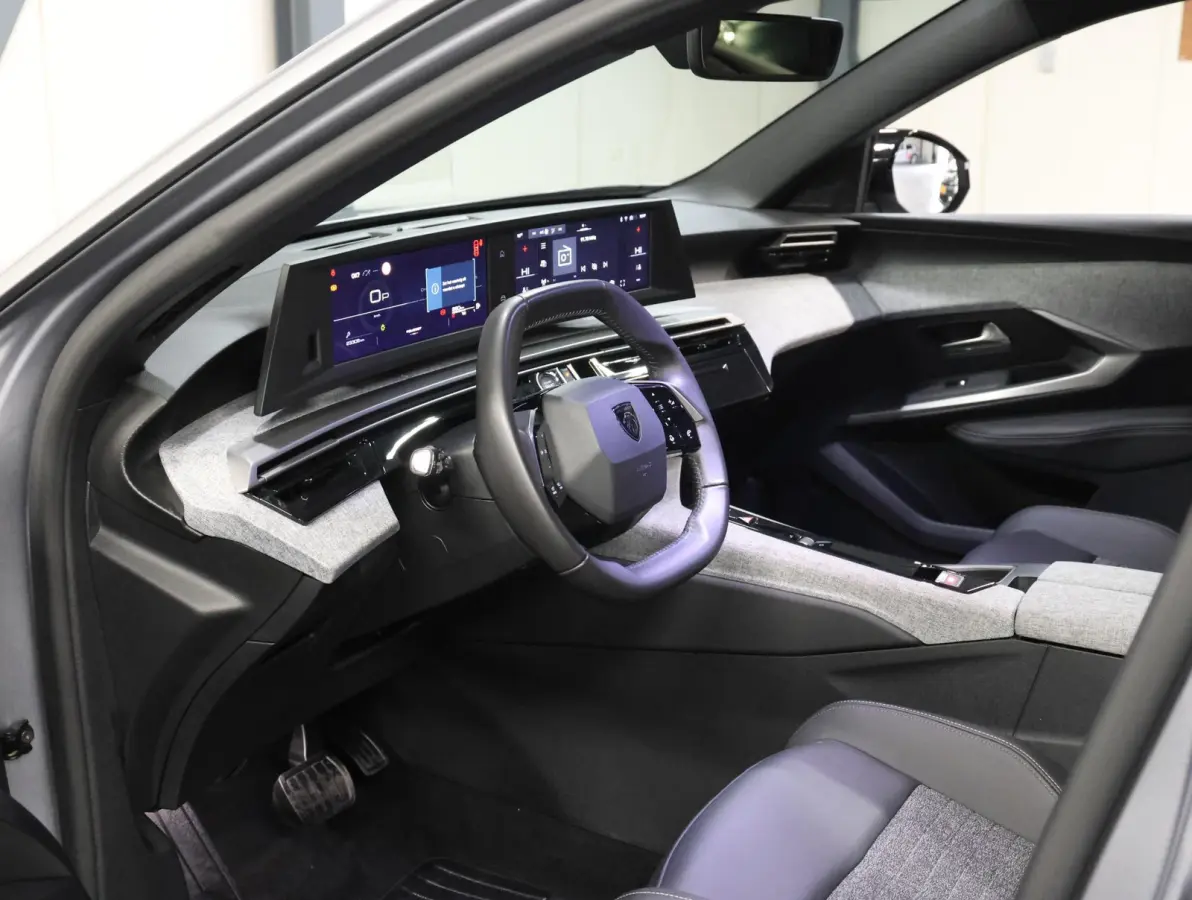 1.2 Hybrid 145 PK Allure | 1ste eigenaar | AUTOMAAT | Navigatie via AppleCarPlay/AndroidAuto | Cruise Control | Camera | Keyless | Isofix | Privacy Glass | Parkeersensoren |