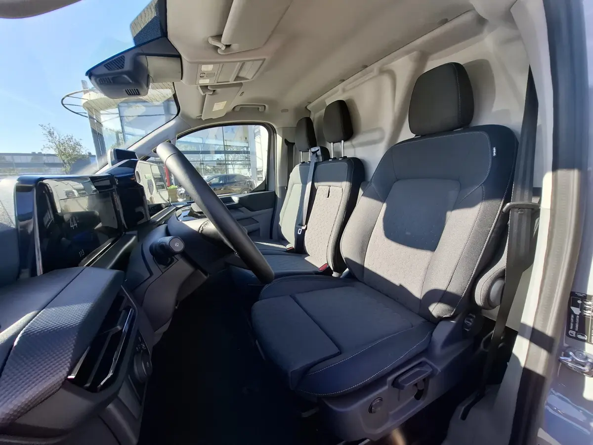 Cust. 340 L2H1 Limited 71 kWh | Navigatie/Android/Apple Carplay | LM Velgen 17" | Verwarmde Voorstoelen/Stuur/Voorruit | PDC Voor en Achter + Achteruitrijcamera | Cruise Control | Airco |