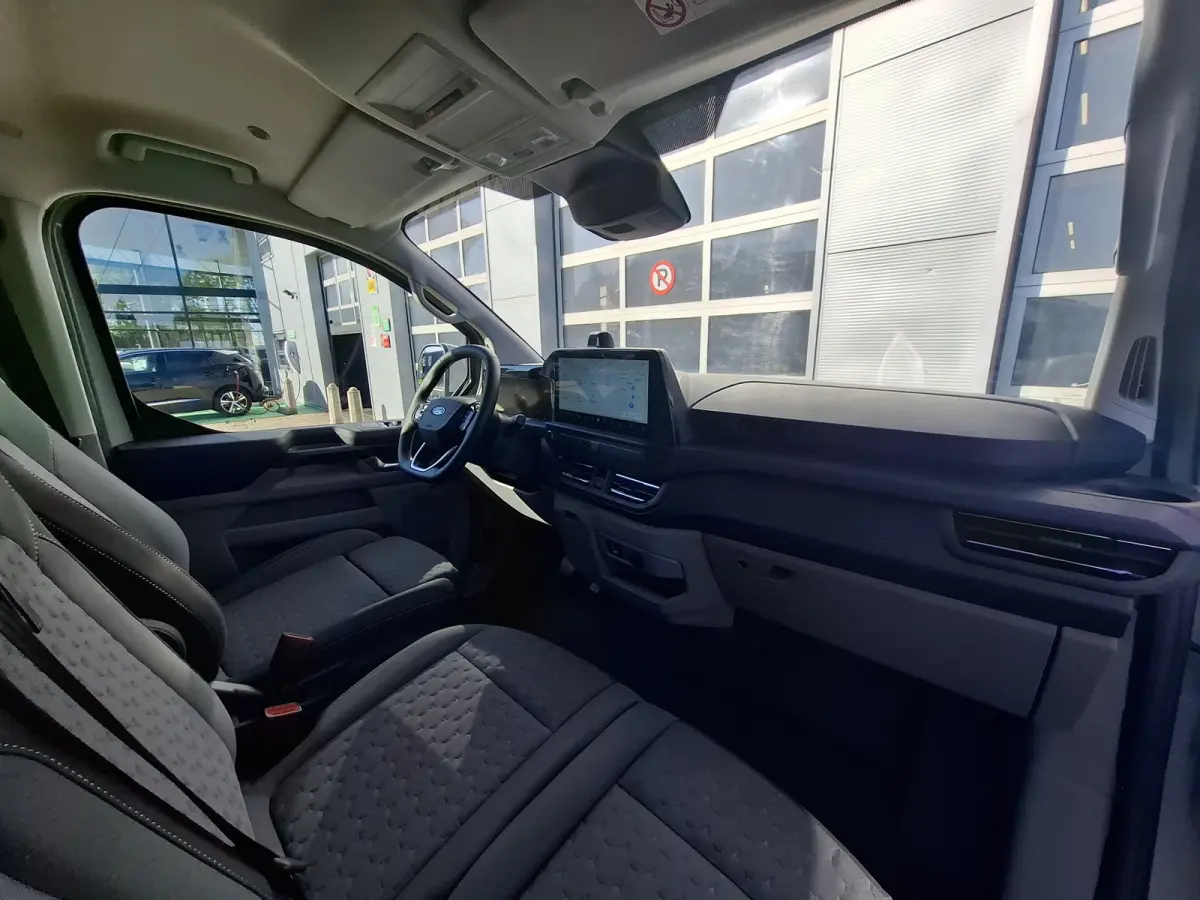 Cust. 340 L2H1 Limited 71 kWh | Navigatie/Android/Apple Carplay | LM Velgen 17" | Verwarmde Voorstoelen/Stuur/Voorruit | PDC Voor en Achter + Achteruitrijcamera | Cruise Control | Airco |