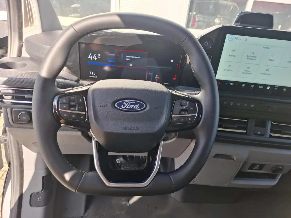 Cust. 340 L2H1 Limited 71 kWh | Navigatie/Android/Apple Carplay | LM Velgen 17" | Verwarmde Voorstoelen/Stuur/Voorruit | PDC Voor en Achter + Achteruitrijcamera | Cruise Control | Airco |