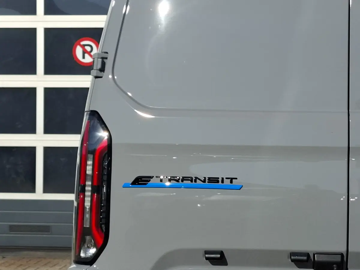 Cust. 340 L2H1 Limited 71 kWh | Navigatie/Android/Apple Carplay | LM Velgen 17" | Verwarmde Voorstoelen/Stuur/Voorruit | PDC Voor en Achter + Achteruitrijcamera | Cruise Control | Airco |