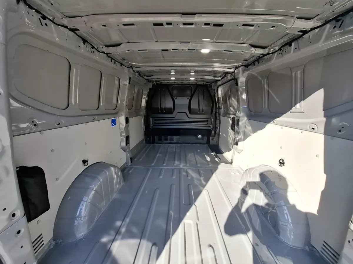 Cust. 340 L2H1 Limited 71 kWh | Navigatie/Android/Apple Carplay | LM Velgen 17" | Verwarmde Voorstoelen/Stuur/Voorruit | PDC Voor en Achter + Achteruitrijcamera | Cruise Control | Airco |
