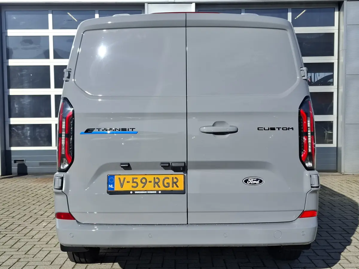 Cust. 340 L2H1 Limited 71 kWh | Navigatie/Android/Apple Carplay | LM Velgen 17" | Verwarmde Voorstoelen/Stuur/Voorruit | PDC Voor en Achter + Achteruitrijcamera | Cruise Control | Airco |