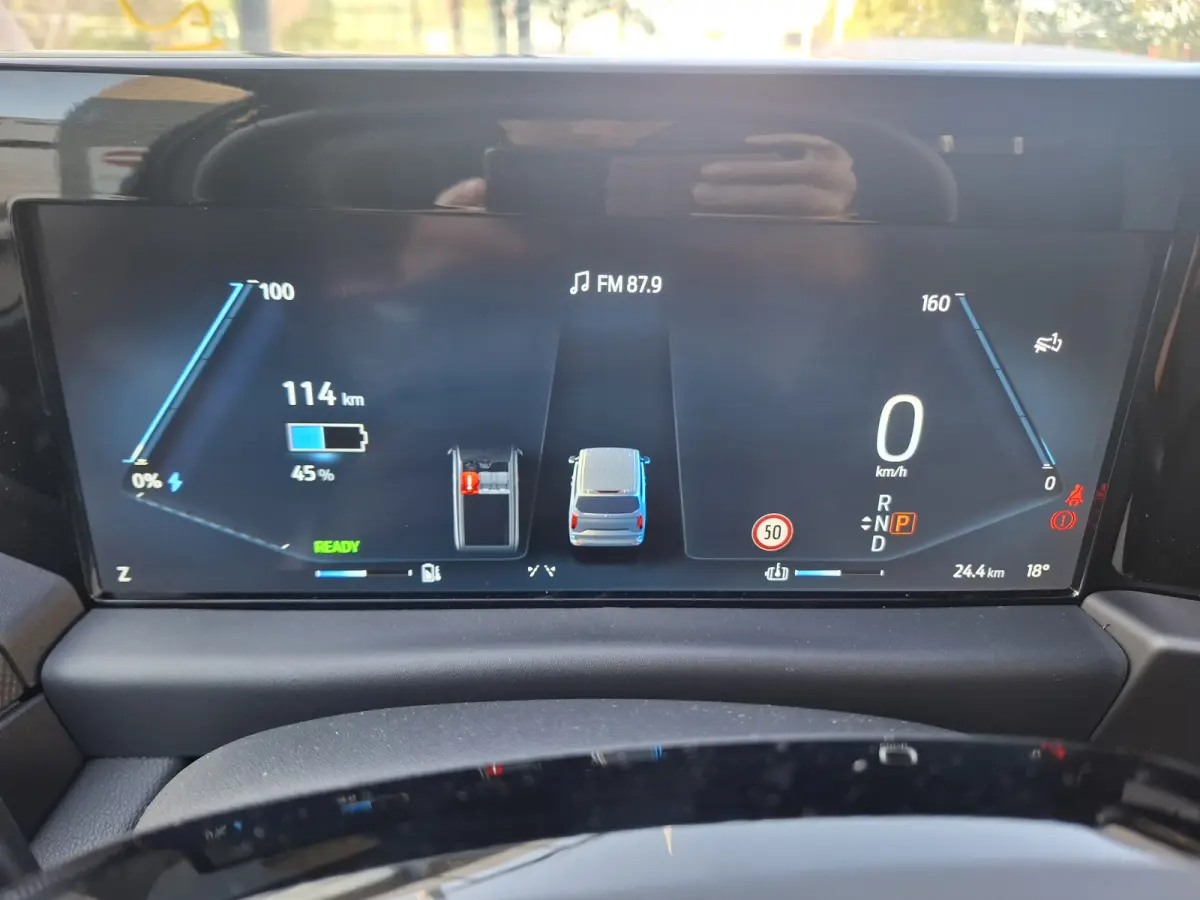 Cust. 340 L2H1 Limited 71 kWh | Navigatie/Android/Apple Carplay | LM Velgen 17" | Verwarmde Voorstoelen/Stuur/Voorruit | PDC Voor en Achter + Achteruitrijcamera | Cruise Control | Airco |