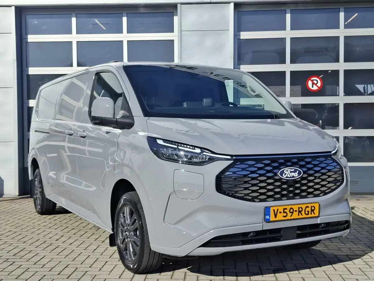 Cust. 340 L2H1 Limited 71 kWh | Navigatie/Android/Apple Carplay | LM Velgen 17" | Verwarmde Voorstoelen/Stuur/Voorruit | PDC Voor en Achter + Achteruitrijcamera | Cruise Control | Airco |