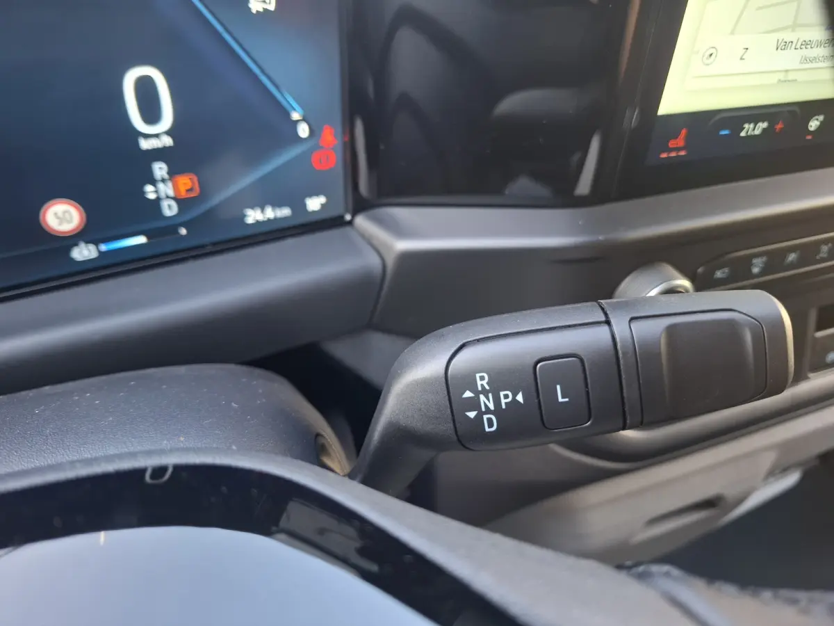 Cust. 340 L2H1 Limited 71 kWh | Navigatie/Android/Apple Carplay | LM Velgen 17" | Verwarmde Voorstoelen/Stuur/Voorruit | PDC Voor en Achter + Achteruitrijcamera | Cruise Control | Airco |