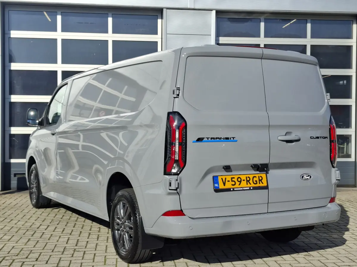 Cust. 340 L2H1 Limited 71 kWh | Navigatie/Android/Apple Carplay | LM Velgen 17" | Verwarmde Voorstoelen/Stuur/Voorruit | PDC Voor en Achter + Achteruitrijcamera | Cruise Control | Airco |