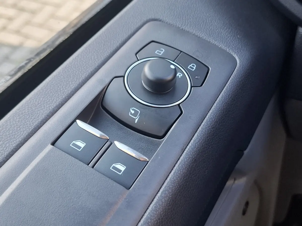 Cust. 340 L2H1 Limited 71 kWh | Navigatie/Android/Apple Carplay | LM Velgen 17" | Verwarmde Voorstoelen/Stuur/Voorruit | PDC Voor en Achter + Achteruitrijcamera | Cruise Control | Airco |