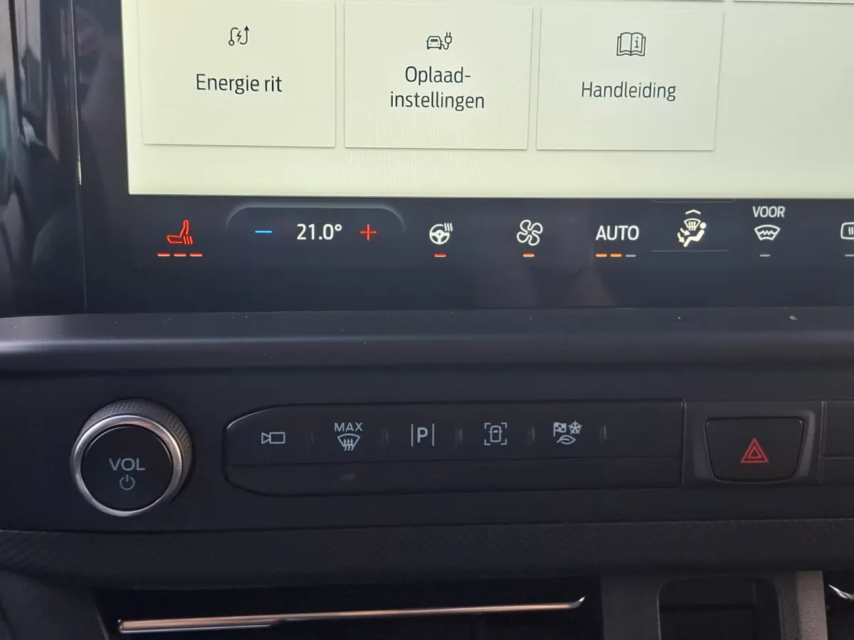 Cust. 340 L2H1 Limited 71 kWh | Navigatie/Android/Apple Carplay | LM Velgen 17" | Verwarmde Voorstoelen/Stuur/Voorruit | PDC Voor en Achter + Achteruitrijcamera | Cruise Control | Airco |
