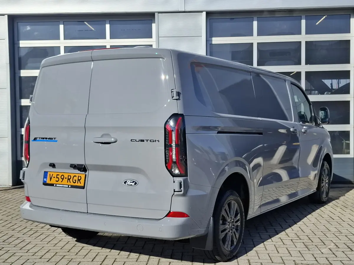Cust. 340 L2H1 Limited 71 kWh | Navigatie/Android/Apple Carplay | LM Velgen 17" | Verwarmde Voorstoelen/Stuur/Voorruit | PDC Voor en Achter + Achteruitrijcamera | Cruise Control | Airco |