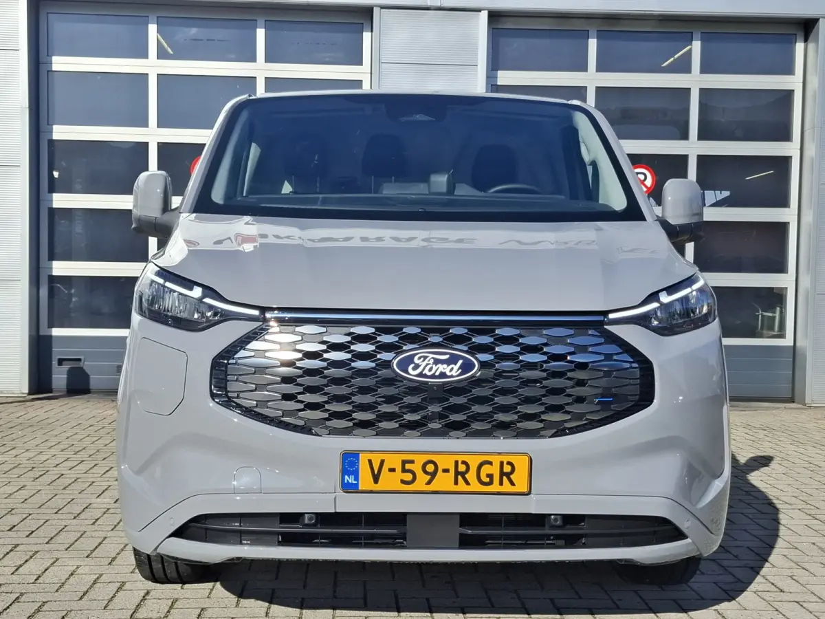 Cust. 340 L2H1 Limited 71 kWh | Navigatie/Android/Apple Carplay | LM Velgen 17" | Verwarmde Voorstoelen/Stuur/Voorruit | PDC Voor en Achter + Achteruitrijcamera | Cruise Control | Airco |