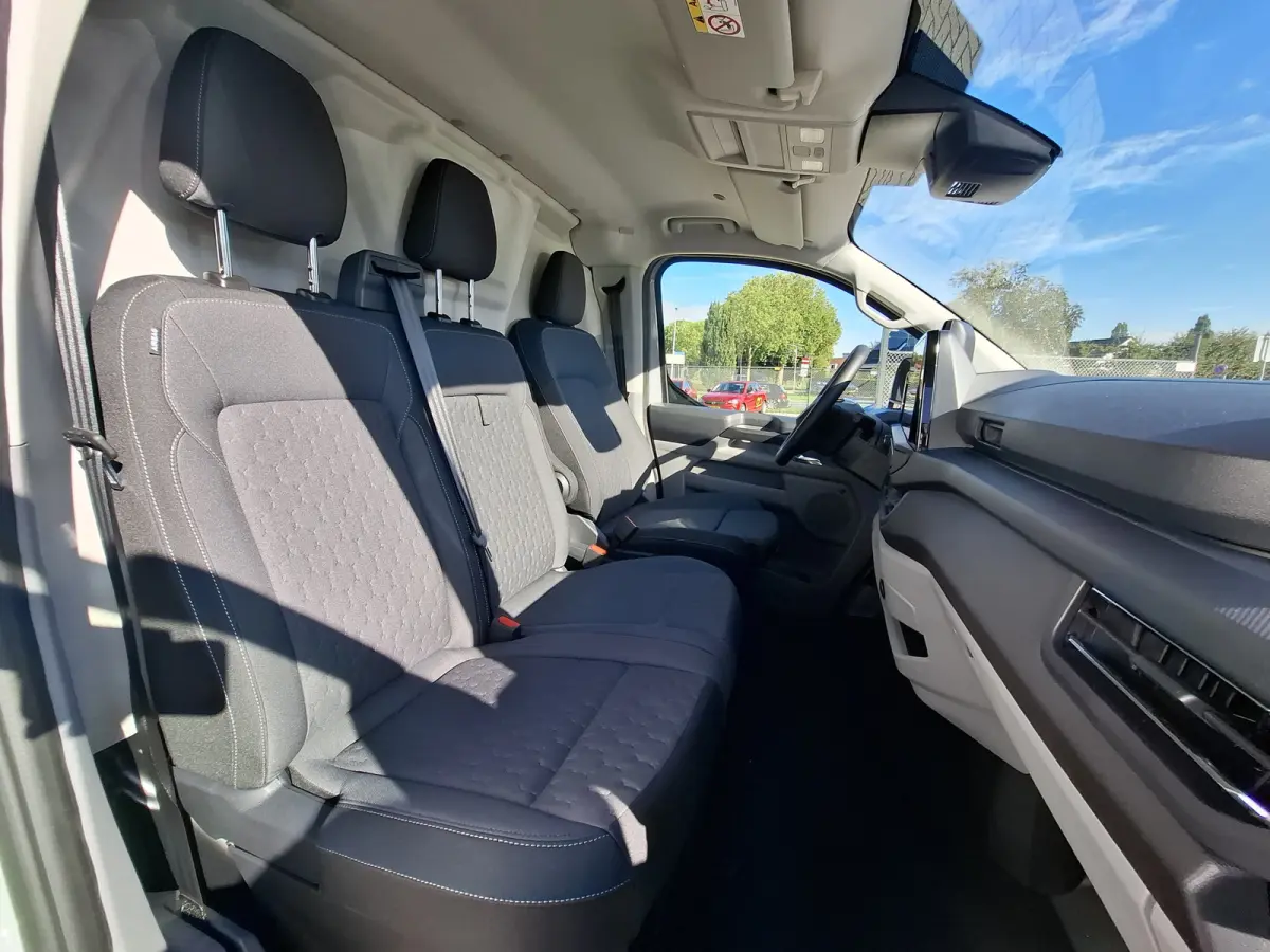 Cust. 340 L2H1 Limited 71 kWh | Navigatie/Android/Apple Carplay | LM Velgen 17" | Verwarmde Voorstoelen/Stuur/Voorruit | PDC Voor en Achter + Achteruitrijcamera | Cruise Control | Airco |