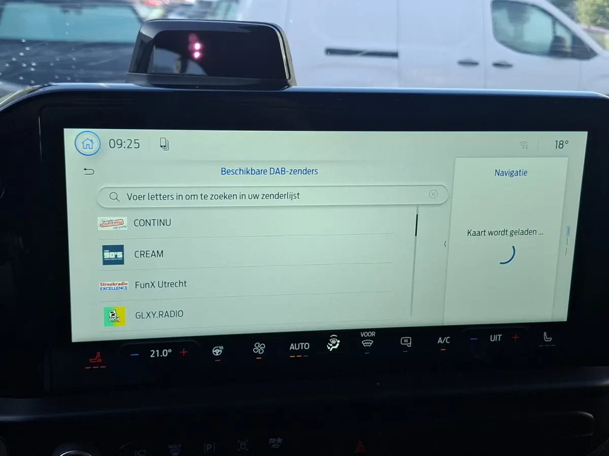 Cust. 340 L2H1 Limited 71 kWh | Navigatie/Android/Apple Carplay | LM Velgen 17" | Verwarmde Voorstoelen/Stuur/Voorruit | PDC Voor en Achter + Achteruitrijcamera | Cruise Control | Airco |