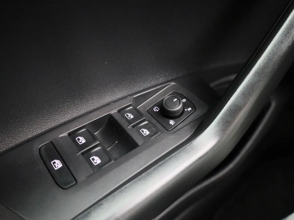 1.0 TSI Life Edition | Automaat | Apple Carplay / Android Auto | Achteruitrijcamera | Parkeersensoren | Lichtmetalen velgen |