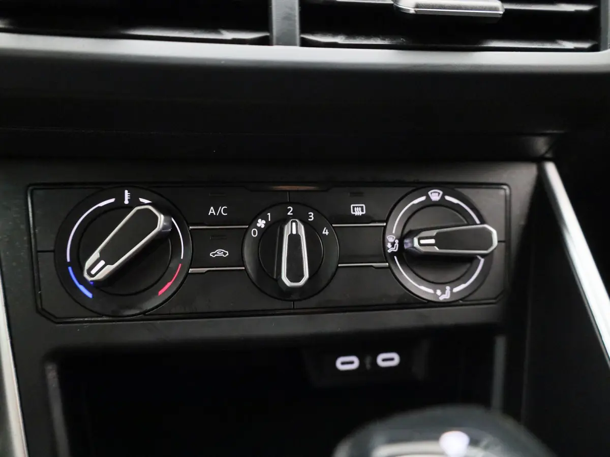 1.0 TSI Life Edition | Automaat | Apple Carplay / Android Auto | Achteruitrijcamera | Parkeersensoren | Lichtmetalen velgen |