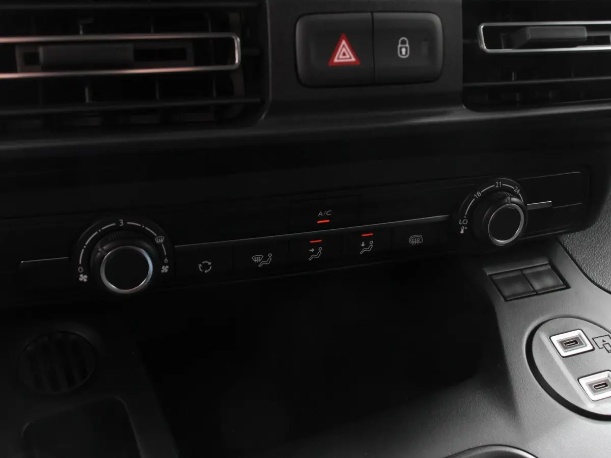 1.5 BlueHDi 130PK L1 Navigatie Apple Carplay / Android Auto DAB trekhaak Cruise Control Airco Houten bekleding laadruimte