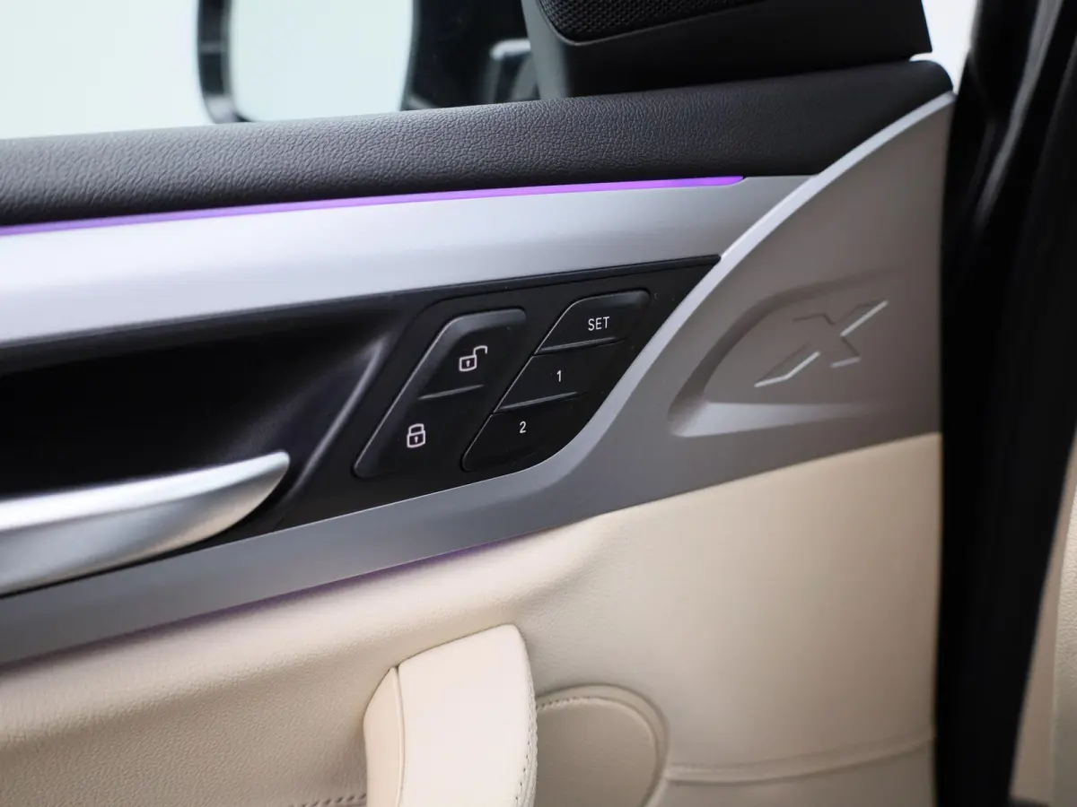 xDrive30e High Executive | Automaat | Panorama dak | Climate control | Virtual cockpit | Memory seat | Apple carplay | Sfeer verlichting | Navigatie | Stoel verwarming | Elec. achterklep | A