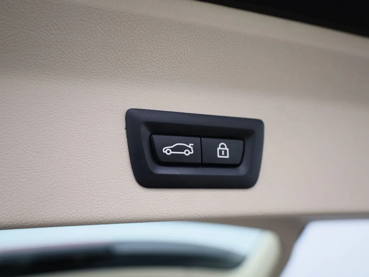 xDrive30e High Executive | Automaat | Panorama dak | Climate control | Virtual cockpit | Memory seat | Apple carplay | Sfeer verlichting | Navigatie | Stoel verwarming | Elec. achterklep | A