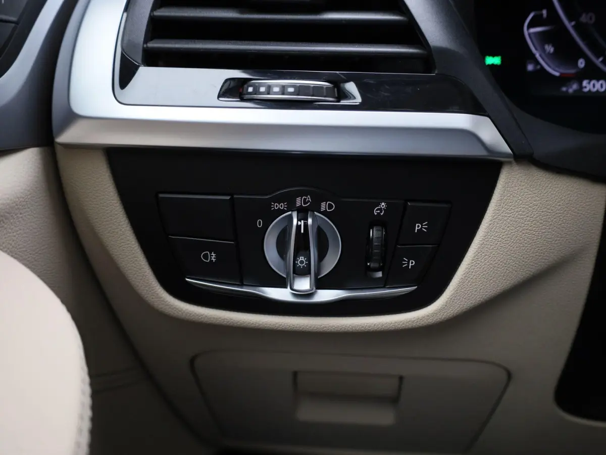 xDrive30e High Executive | Automaat | Panorama dak | Climate control | Virtual cockpit | Memory seat | Apple carplay | Sfeer verlichting | Navigatie | Stoel verwarming | Elec. achterklep | A