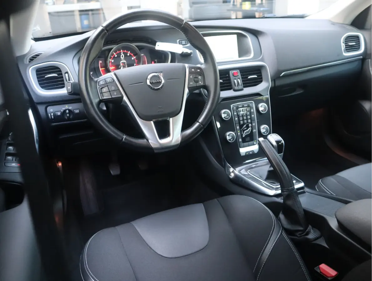 2.0 T3 Momentum Navi / Stoelverw  / Standkachel / Pdc / Elekramen / Instap klaar / Vol jaar Apk