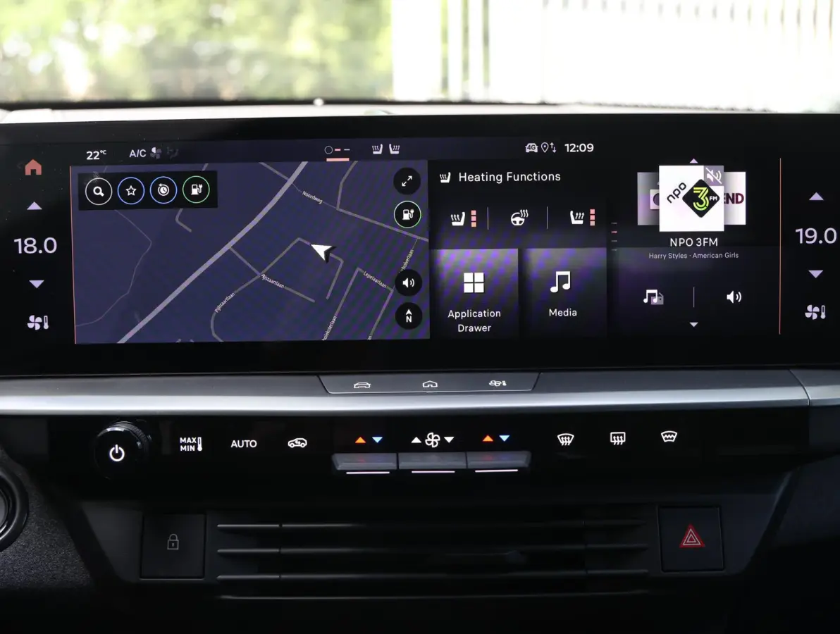 GS 73 kWh | AGR stoelen | Navigatie 16" | Apple en Android 19"lichtmetalen velgen | Verlicht Opel-logo |