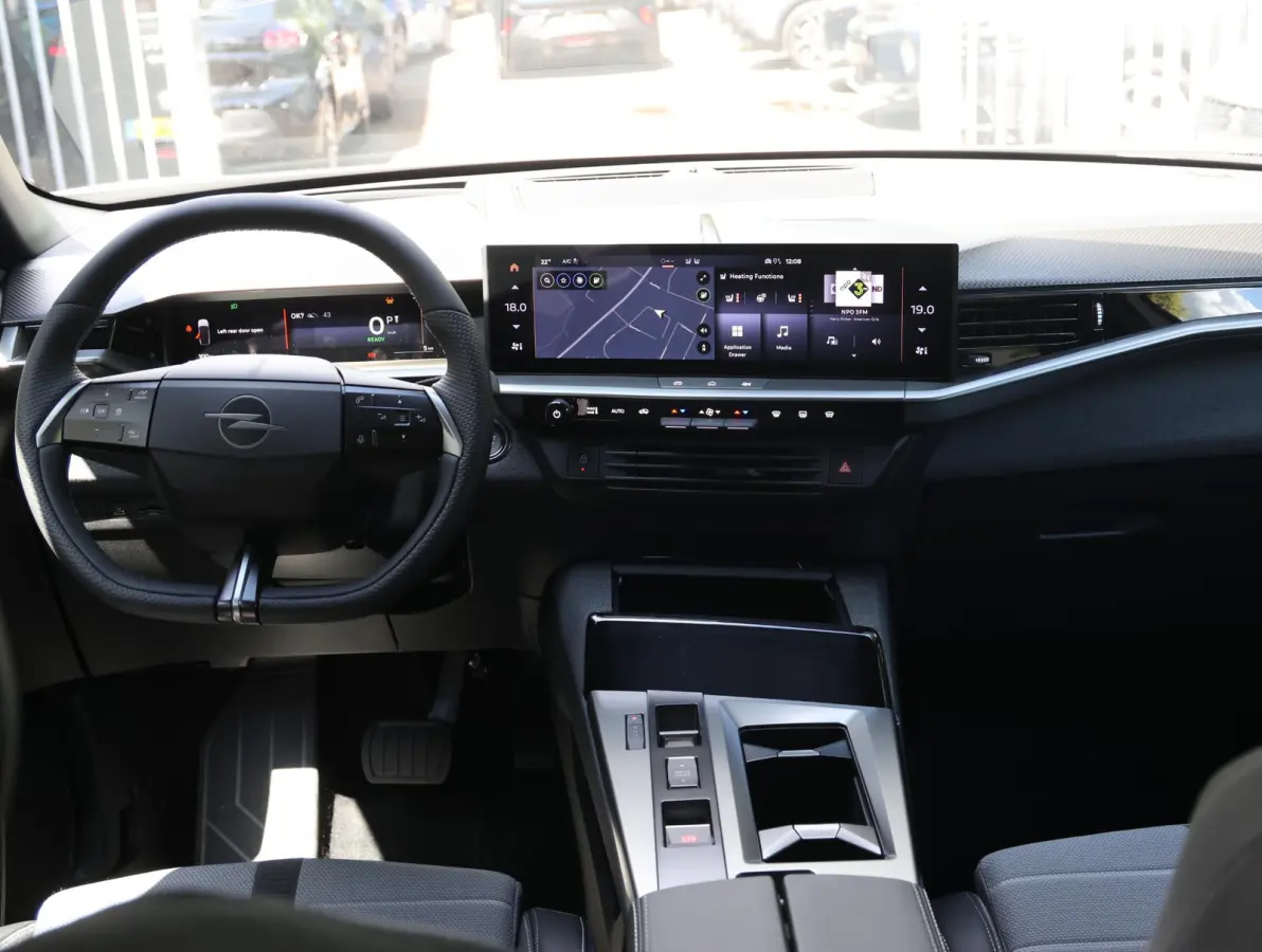 GS 73 kWh | AGR stoelen | Navigatie 16" | Apple en Android 19"lichtmetalen velgen | Verlicht Opel-logo |