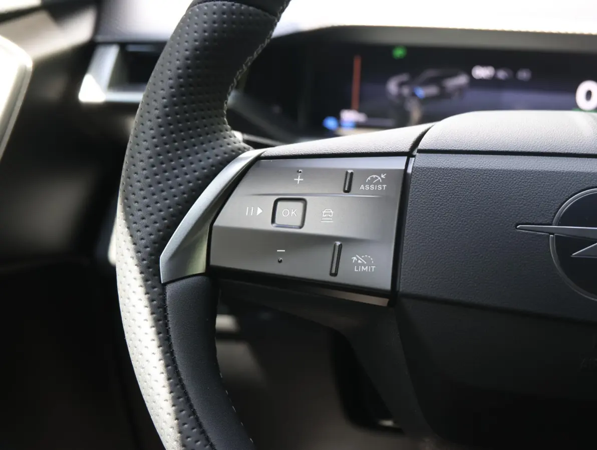 GS 73 kWh | AGR stoelen | Navigatie 16" | Apple en Android 19"lichtmetalen velgen | Verlicht Opel-logo |